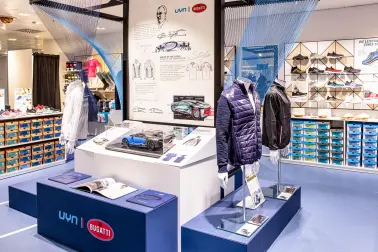 In Zusammenarbeit mit den Bugatti-Designern ist es den UYN-Ingenieuren gelungen, die Schönheit und Leistung der Bugatti-Hypersportwagen in einer innovativen Bekleidungskollektion wiederzugeben.