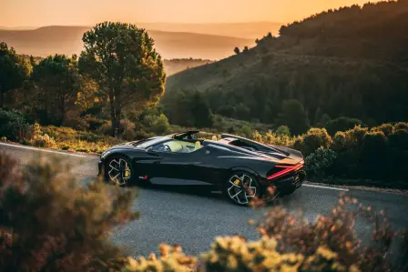 La W16 Mistral, roadster ultime de Bugatti, puise sa force dans la nature.
