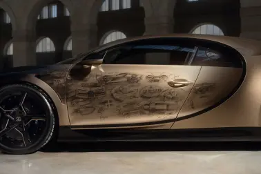 Auf der Fahrerseite des 'Golden Era' porträtieren 19 Skizzen die Wiedergeburt und den anhaltenden Erfolg von Bugatti seit 1987.
