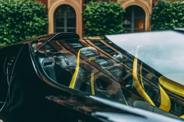 Das Interieur des W16 Mistral ist von Ettore Bugattis Lieblingsfarben inspiriert: Schwarz und Gelb.
