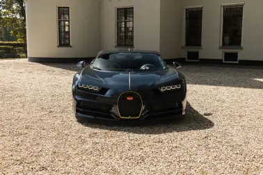 Bugatti rend hommage à L'Ébé, fille d’Ettore Bugatti, avec les derniers modèles européens de la Chiron et la Chiron Sport. 