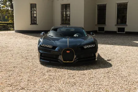 Mit den finalen Fahrzeugen des Chiron und Chiron Sport in Europa ehrt Bugatti L'Ébé, Tochter von Ettore Bugatti.
