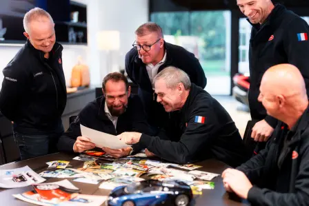 Les six membres de l’équipe Bugatti se replongent dans leurs souvenirs de ces 20 années de passion à Molsheim.