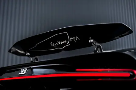 A silhouette of the Circuit de la Sarthe in 1931 is hidden on the underside of the rear spoiler of the Chiron Super Sport.