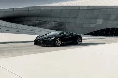 Der Bugatti W16 Mistral und der Hauptsitz der BEEAH Group in Schardscha teilen die gleiche Philosophie: „Form follows Performance“.