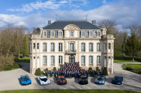 L'équipe Bugatti au siège de la marque à Molsheim, en France, avant le déclenchement de la pandémie de Covid-19.