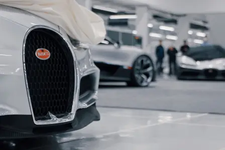 La nouvelle Bugatti devait être un modèle qui représenterait sans équivoque l'héritage inégalé de la marque, quelle que soit la distance la séparant de l’œil du spectateur.