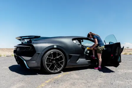 Because of the high engine speed in Bugatti hyper sports cars, Julia Lemke must ensure, among other things, that the air conditioning compressor functions properly as an engine attachment during test drives.