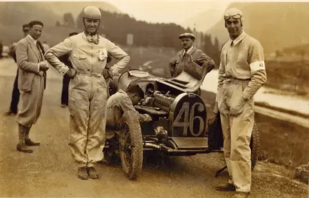 Louis Chiron, der erfolgreichste aller Bugatti-Fahrer, mit einem 16-Zylinder-Type 45, von dem nur ein einziges Exemplar gebaut wurde – beim Klausen-Bergrennen in der Schweiz im Jahr 1930, das er gewann.