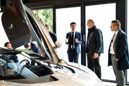 Exzellenz durch kontinuierliche Weiterbildung. Laufende technische Schulungen stellen sicher, dass jeder Bugatti Service-Partner den höchsten Ansprüchen der Marke gerecht wird.​