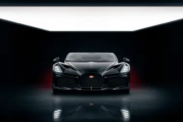 La W16 Mistral propose une nouvelle interprétation de la célèbre calandre Bugatti en fer à cheval.