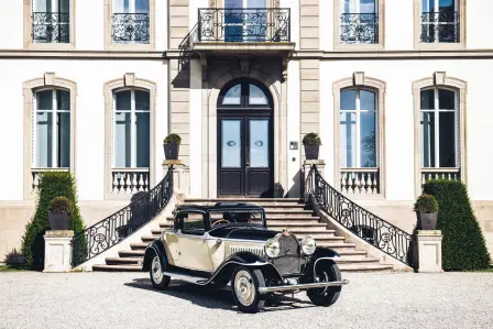 La Type 49 était l’une des voitures personnelles de Jean Bugatti et porte les initiales « JB » sur les portes.