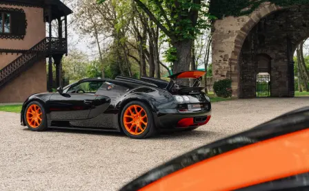 Der Bugatti Veyron 16.4 Grand Sport Vitesse wurde 2013 mit einer Geschwindigkeit von 408,84 km/h das schnellste offene Auto der Welt. 