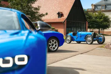 Bugatti explore son lien intime avec la couleur « French Racing Blue », de ses origines dans le sport automobile à son évolution pour les hypersportives.