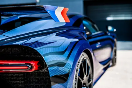 Avec la carrosserie bleu carbone, cernée de rayures de teinte nocturne est une Chiron Pur Sport qui sort également de l'Atelier.