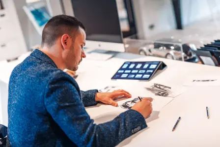 Designer Jascha Straub arbeitet an einer Fahrzeugsonderanfertigung.