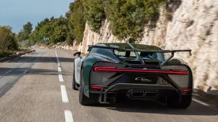 Parée d'une livrée verte et argentéee saisissante, la Chiron Pur Sport a emprunté le parcours de côte de La Turbie pour rouler dans les traces de pneus centenaires de la Type 13.