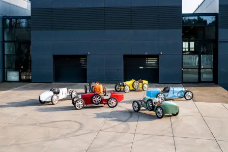 Six Bugatti Baby II aux couleurs vives du printemps ont également fait partie de cette ultime expérience de livraison.