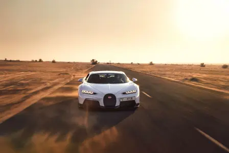 Der Chiron Super Sport macht seinen ersten Halt in Dubai in den Vereinigten Arabischen Emiraten, bevor er seine Tour durch den Nahen Osten fortsetzt.