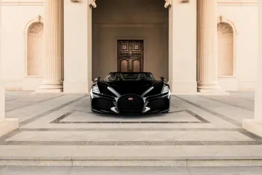 La Bugatti W16 Mistral devant l’hôtel Ritz Carlton à Riyad.