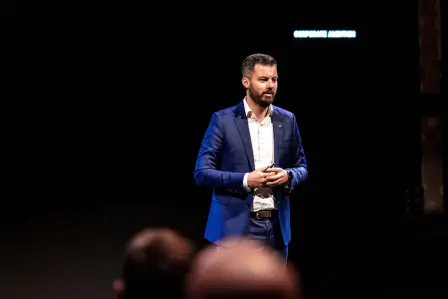 Mate Rimac, PDG de Bugatti Rimac, accueille les partenaires de la marque au World Partner Meeting 2023.