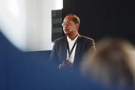 Professor Ashok Som, Gründungsdekan des Global MBA Programms an der ESSEC Business School, hielt die Eröffnungsrede beim ersten „Luxury Summit hosted by Bugatti”.