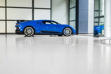 Pour ce premier exemplaire, le propriétaire a choisi la combinaison du Bleu Bugatti et de l’argenté au niveau des roues pour rendre hommage à sa EB110, parée des mêmes couleurs emblématiques.