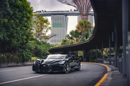 Der Bugatti W16 Mistral erkundete die Straßen von Singapur und bot dabei einen herrlichen Blick auf das ikonische Marina Bay Sands Hotel und die prachtvollen Gardens by the Bay.