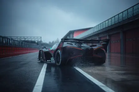 La Bugatti Bolide réservée au circuit lors de séances d’essais sur sol mouillé.