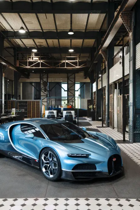 A 1,100 square-meter studio was created in an industrial building of purist beauty that has stood the test of time and still reflects this today.
