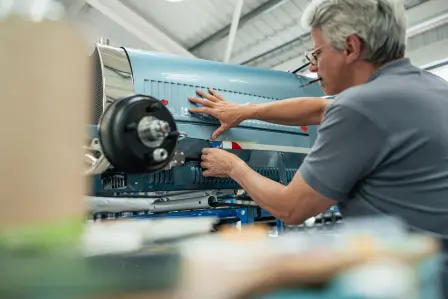 Die handgemalte französische Flagge auf der Bugatti Baby II „Tourbillon Edition“ spiegelt die Flagge wider, die auch auf dem Tourbillon zu sehen ist.